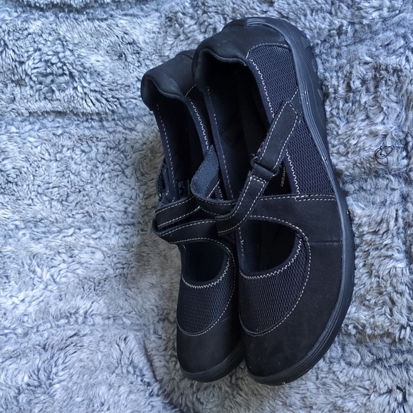 Clarks Black Flats with Rounded Toe and Comfortable Slip-On Design​ - Picture 3 of 7